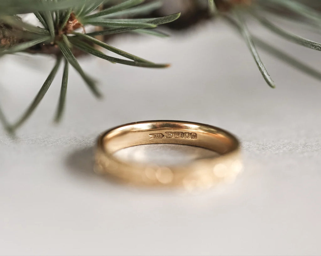 flat court band 3mm gold engraved ring side view