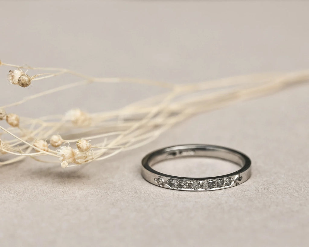 unique grey diamonds pattern platinum band close view
