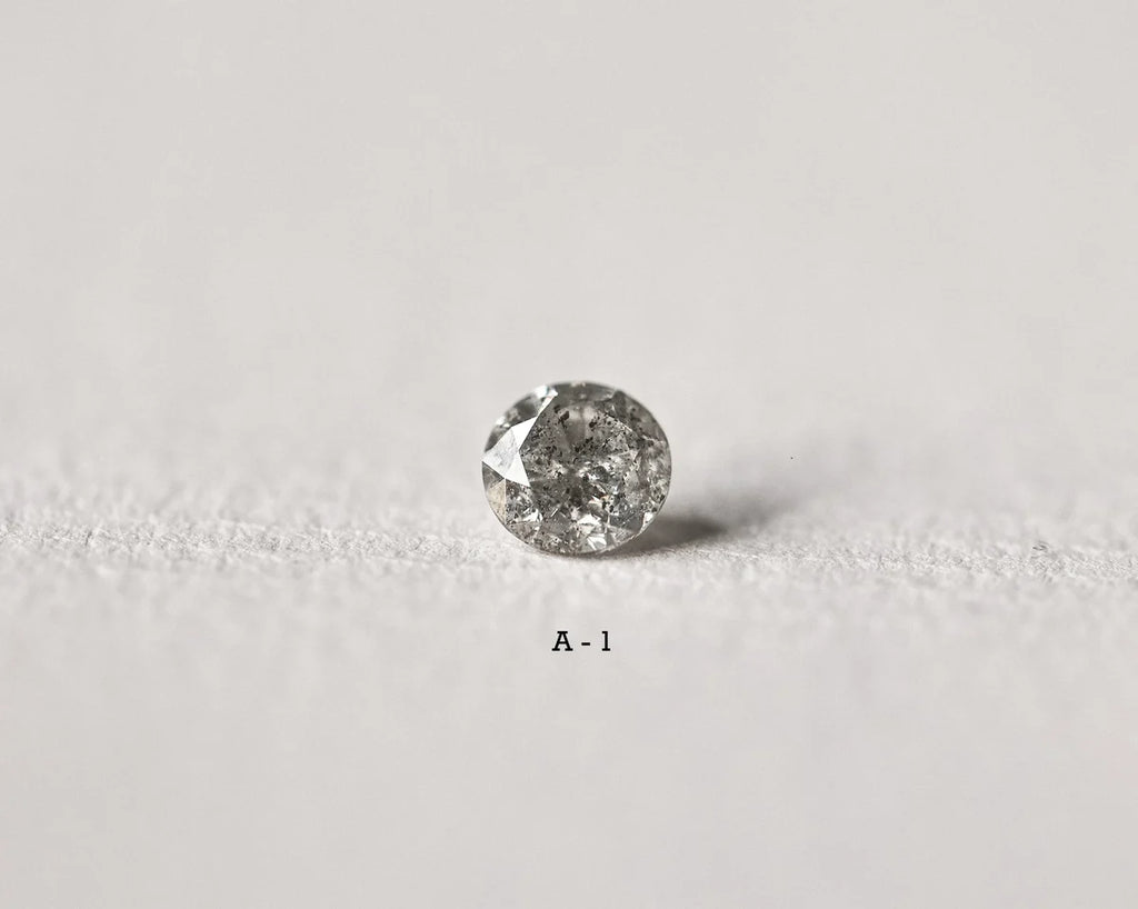 Round diamond on a light gray background