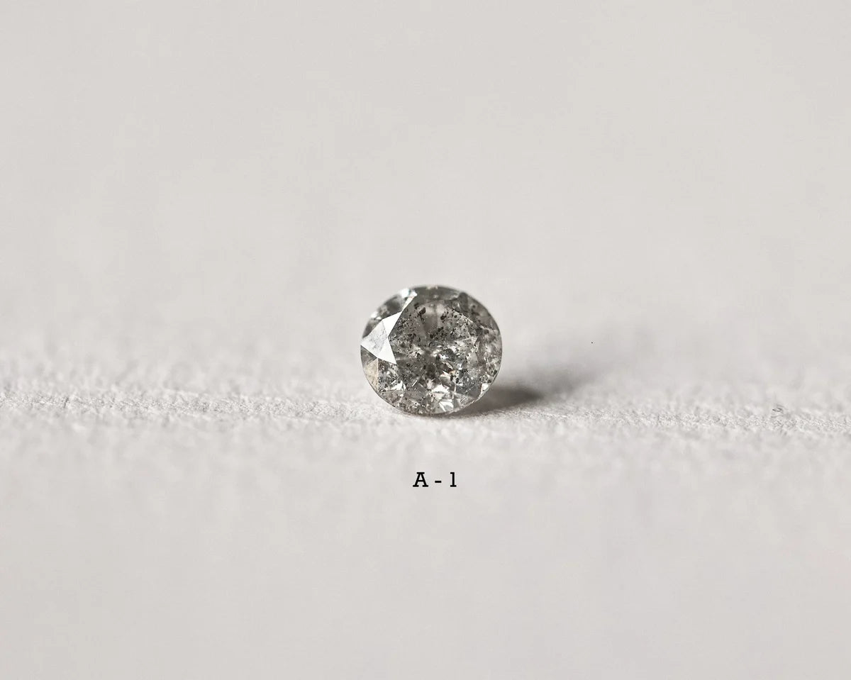 Round diamond on a light gray background