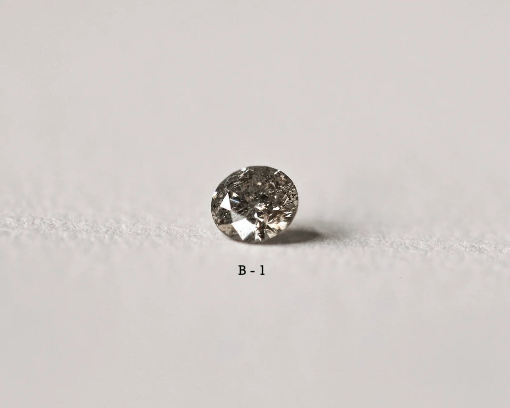 Round diamond on a light gray background