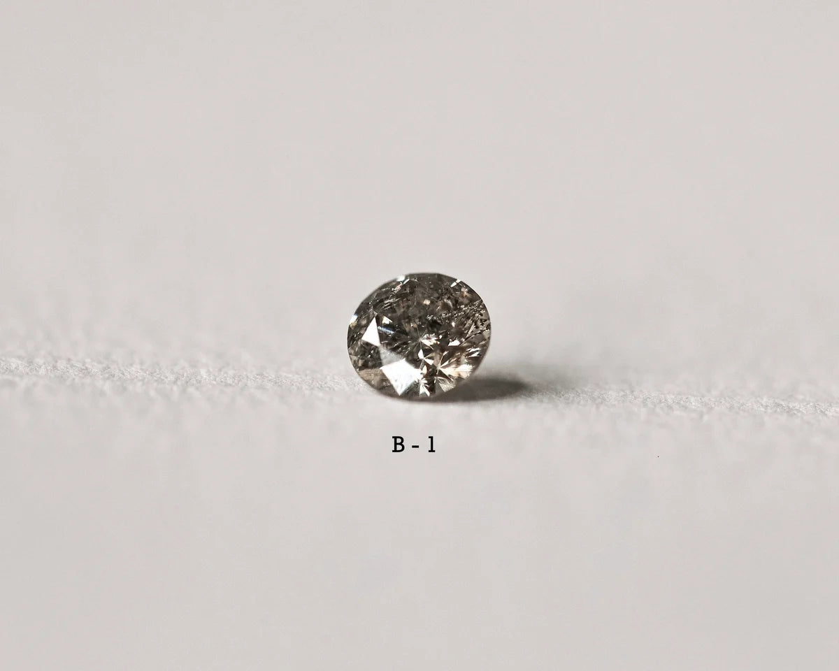 Round diamond on a light gray background