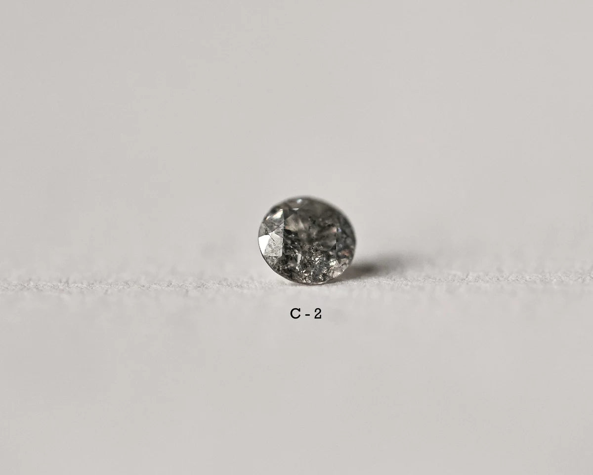 Round diamond on a light gray background