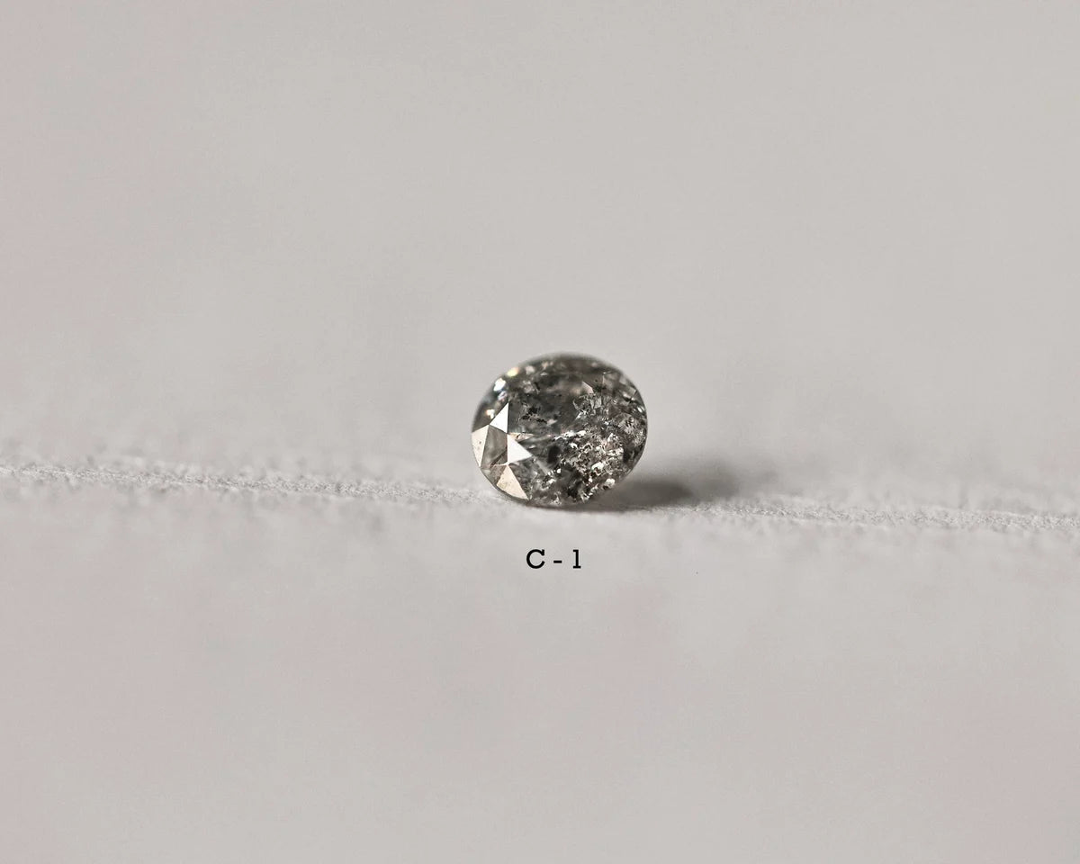 Round diamond on a light gray background