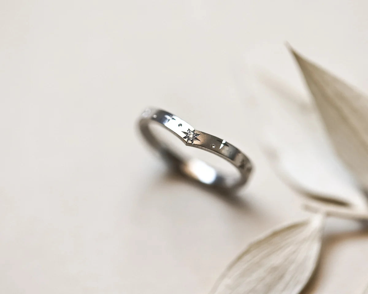 small diamond detail star setting platinum band