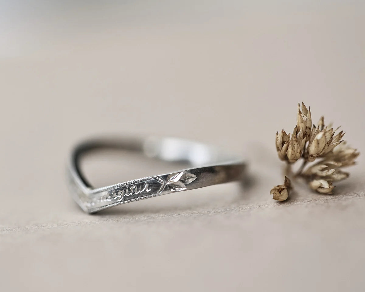 2mm wishbone V shape platinum engraved ring side view