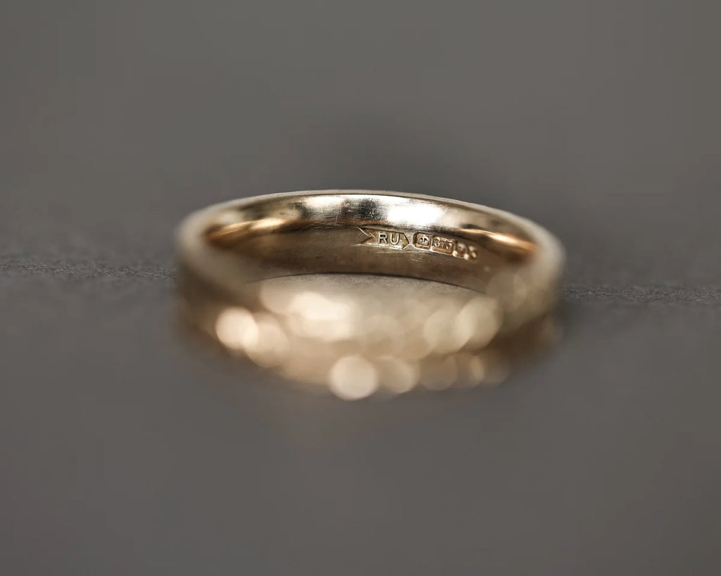 flat court band 5mm gold engraved ring side view
