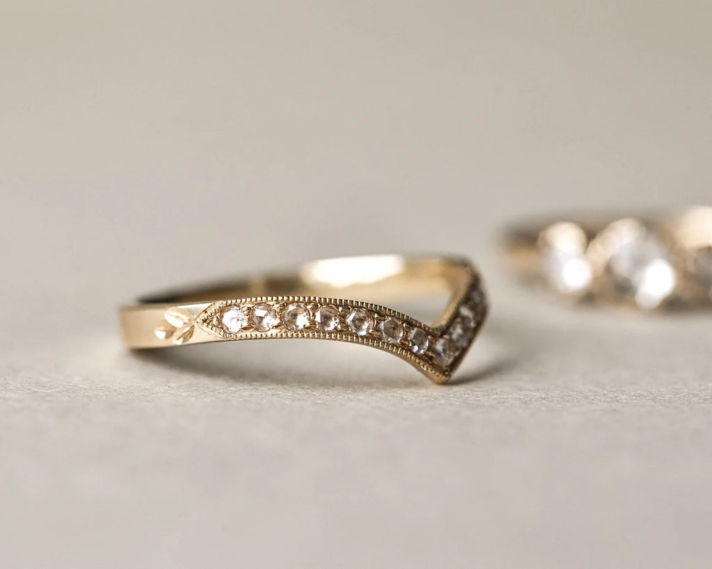 2mm wishbone band V shape diamond ring gold side view