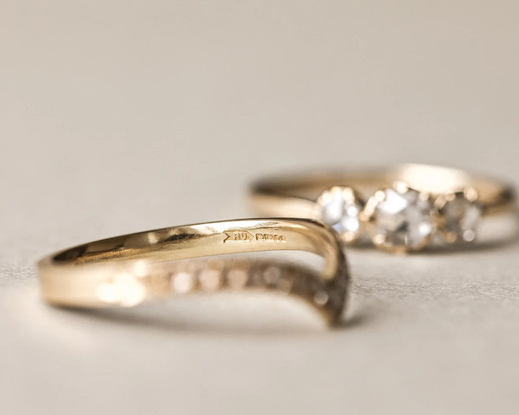 2mm wishbone band V shape diamond ring gold side view