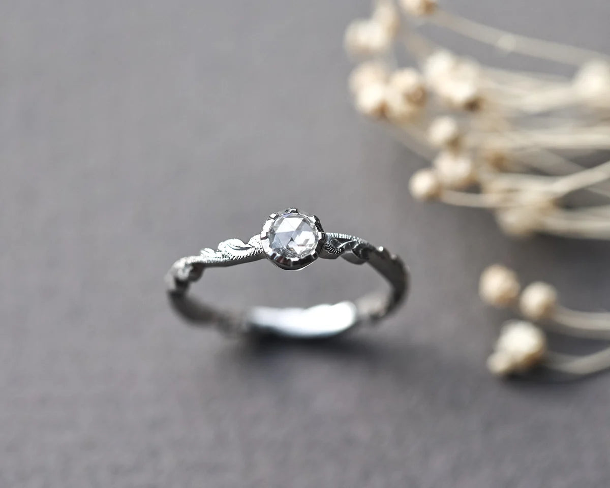 Bague unique platine – diamant taille rose 4,2 mm et anneau floral sculpté