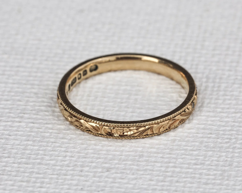 side view 2mm gold band floral leaf engraving detail