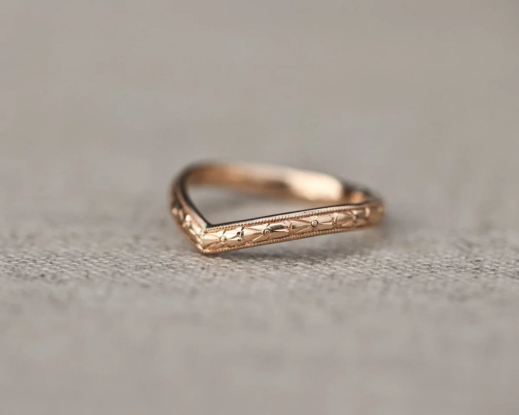 2.5mm wishbone V shape engraved ring rose gold side view