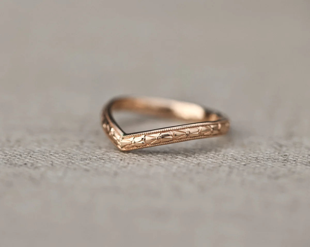 2.5mm wishbone V shape engraved ring rose gold side view