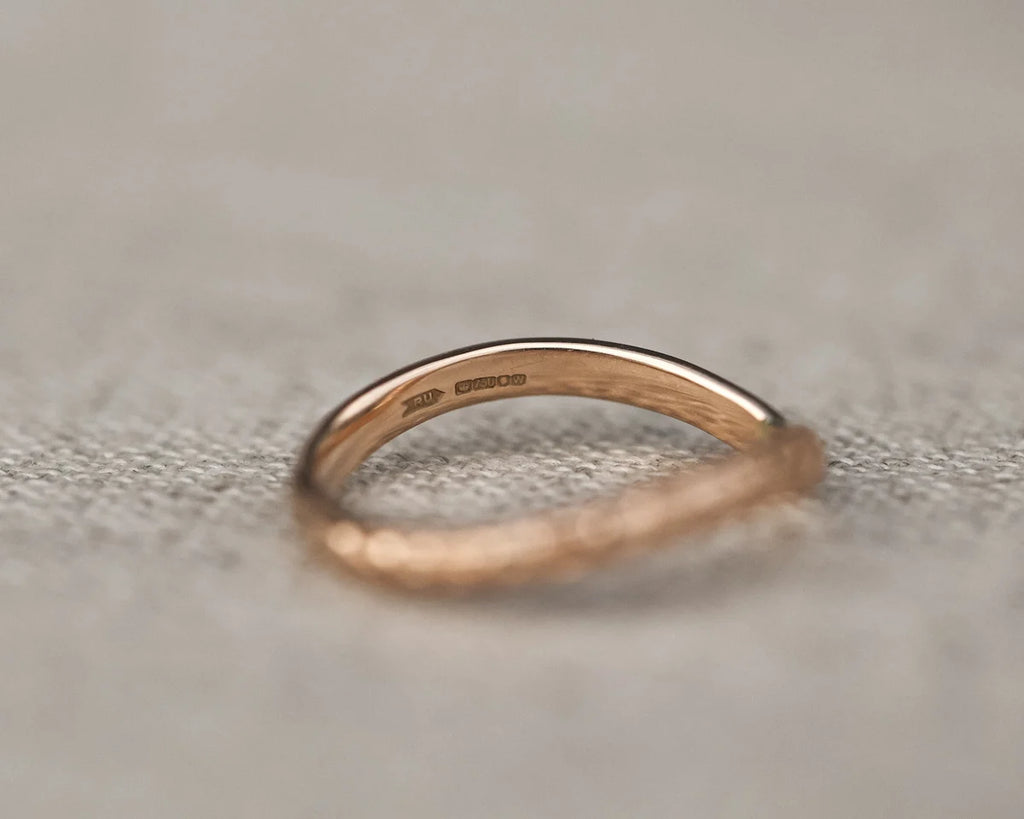 2.5mm wishbone V shape engraved ring rose gold side view