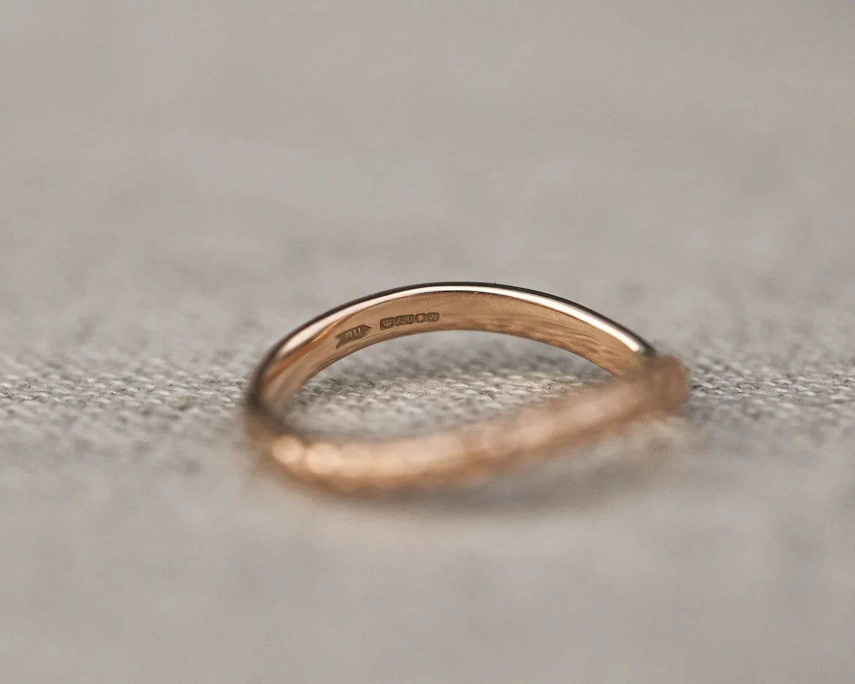 2.5mm wishbone V shape engraved ring rose gold side view