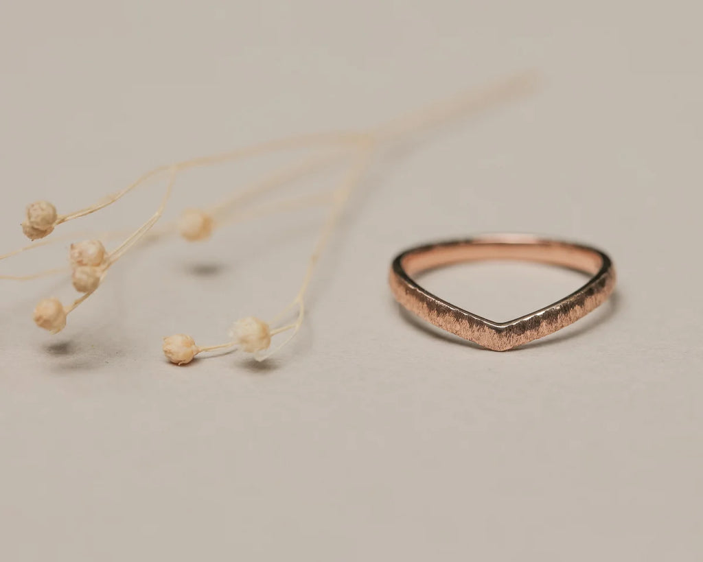 2mm horn texture wishbone ring in 18ct rose gold