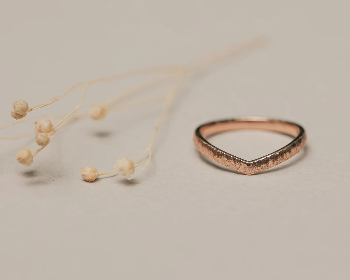 2mm horn texture wishbone ring in 18ct rose gold