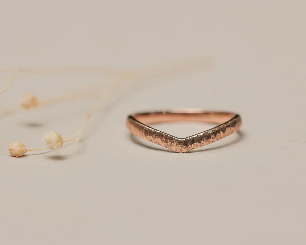 Low front view of 2mm horn texture wishbone ring in 18ct rose gold