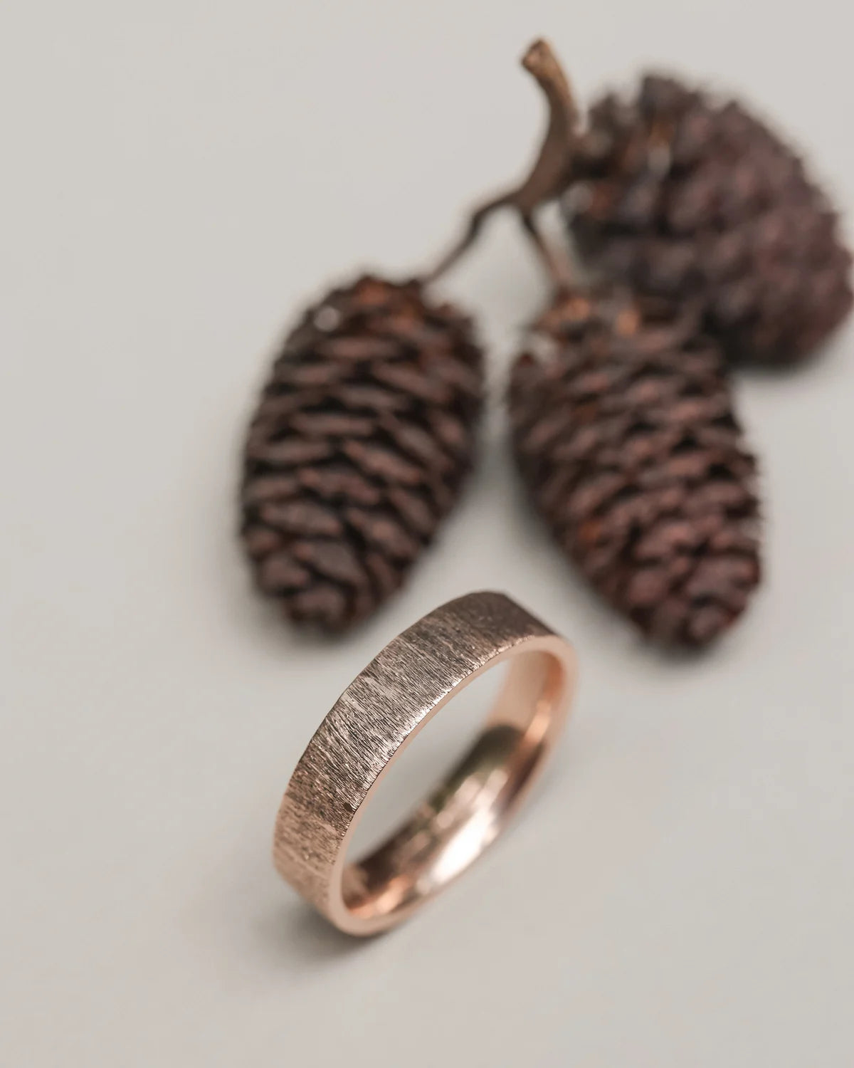 Side view of 5mm horn texture flat court ring in rose gold