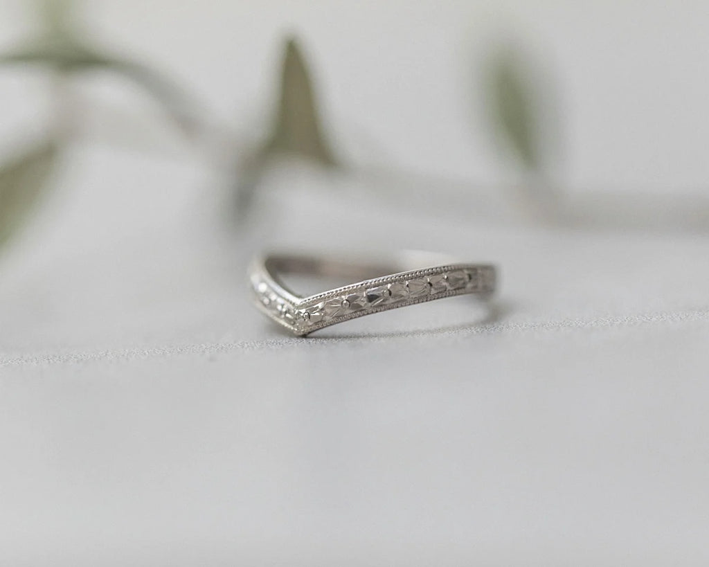 2.5mm wishbone V shape engraved ring white gold side view
