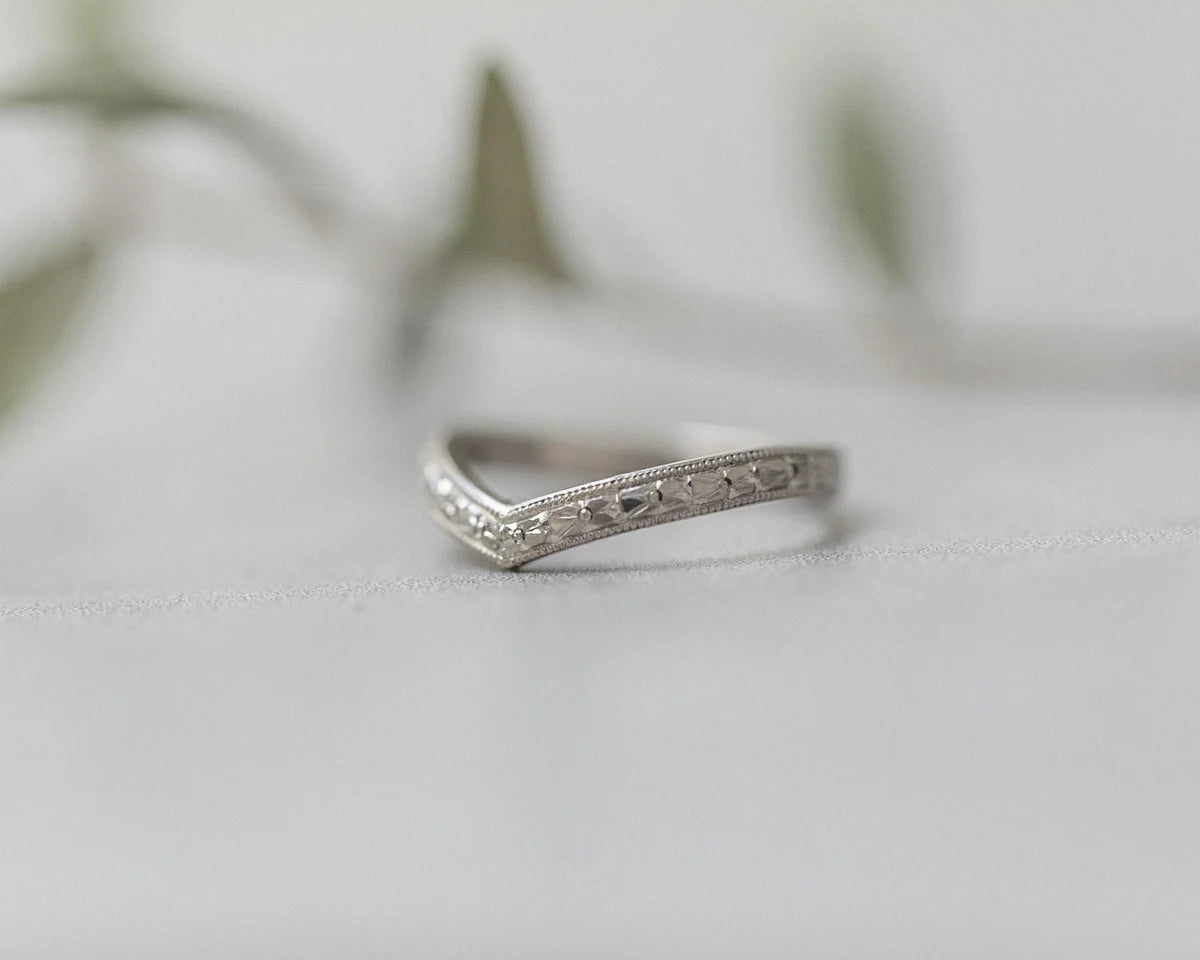 2.5mm wishbone V shape engraved ring white gold side view