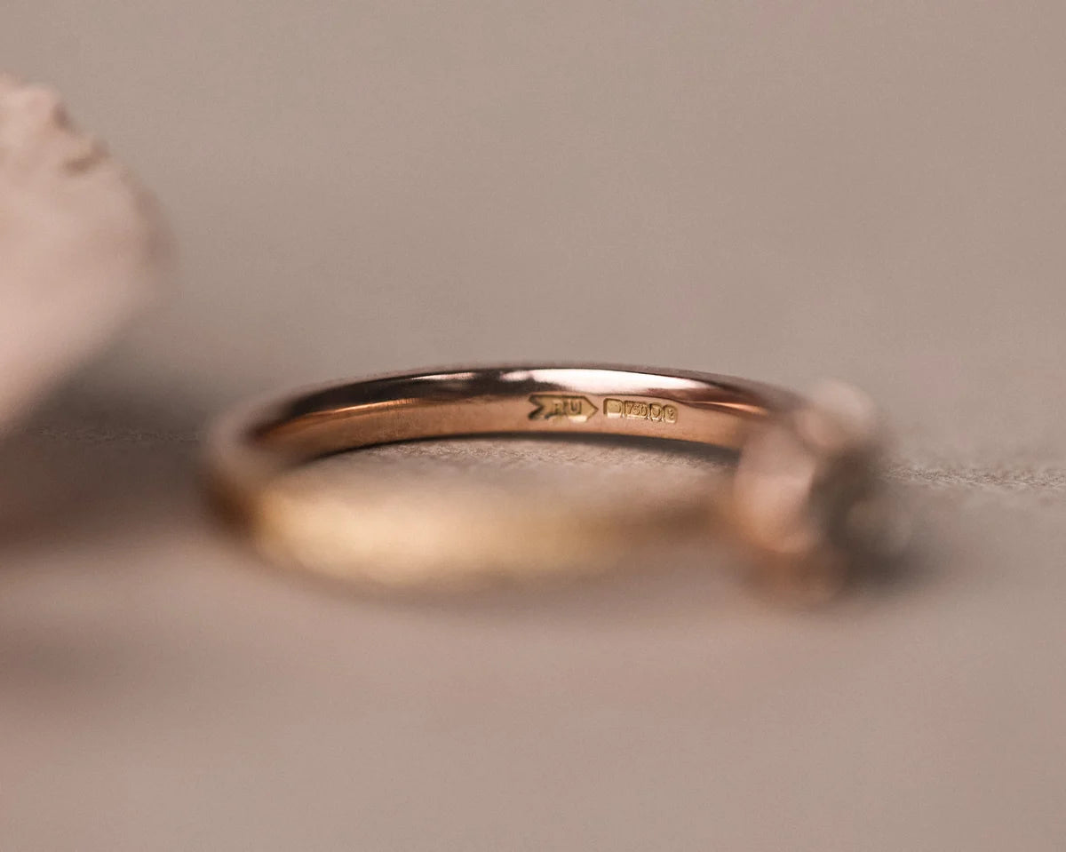 Back view of 18ct rose gold ring showing laurel engraving and milled edge