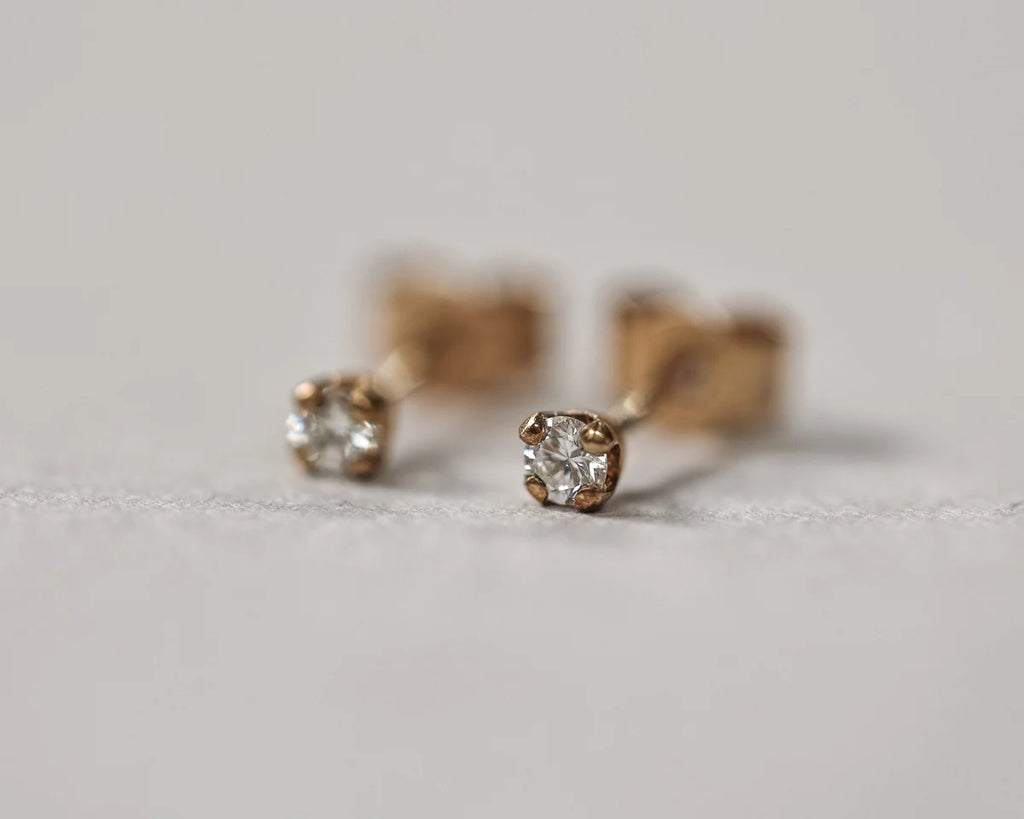 small round diamond detail gold stud earrings 2.5mm