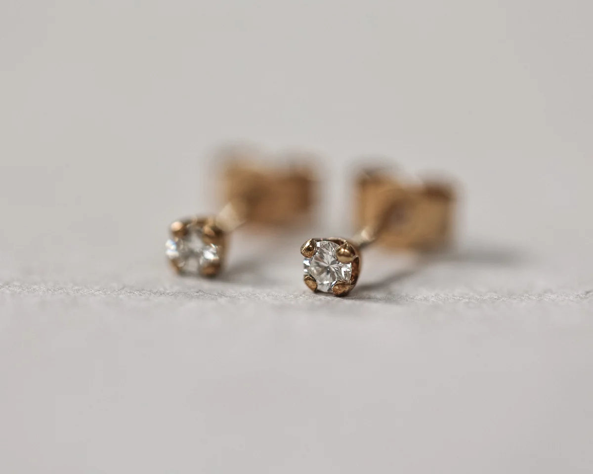small round diamond detail gold stud earrings 2.5mm
