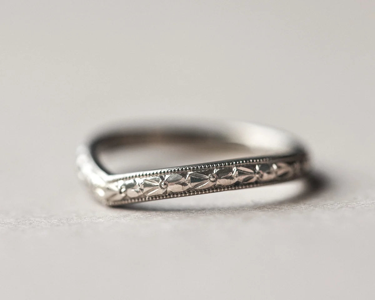 2.5mm wishbone V shape engraved ring white gold side view