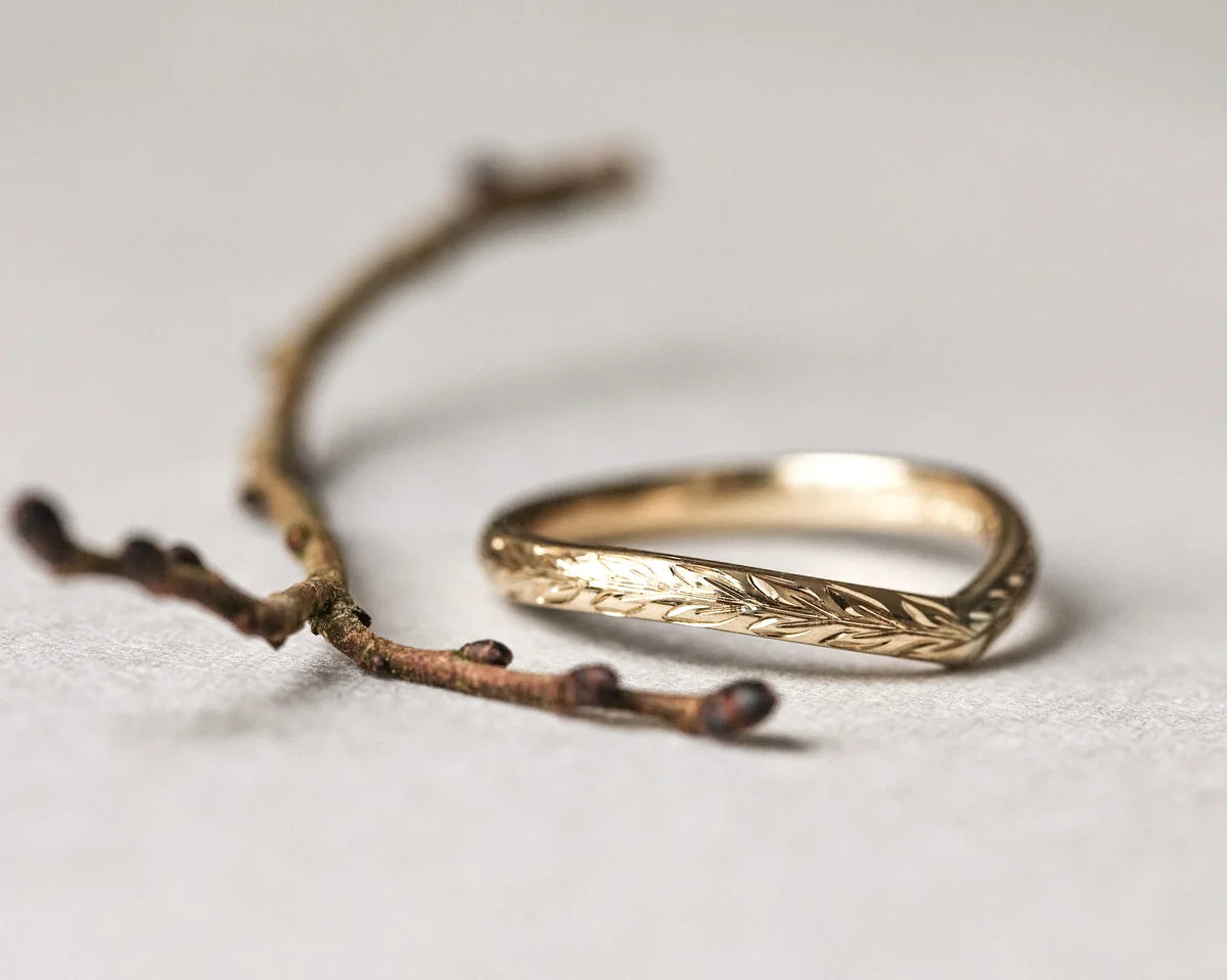 V shape wishbone ring 2mm gold band detail