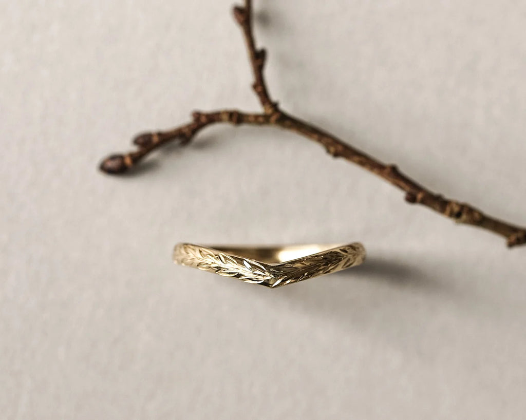 slim V shape ring gold olive engraving detail