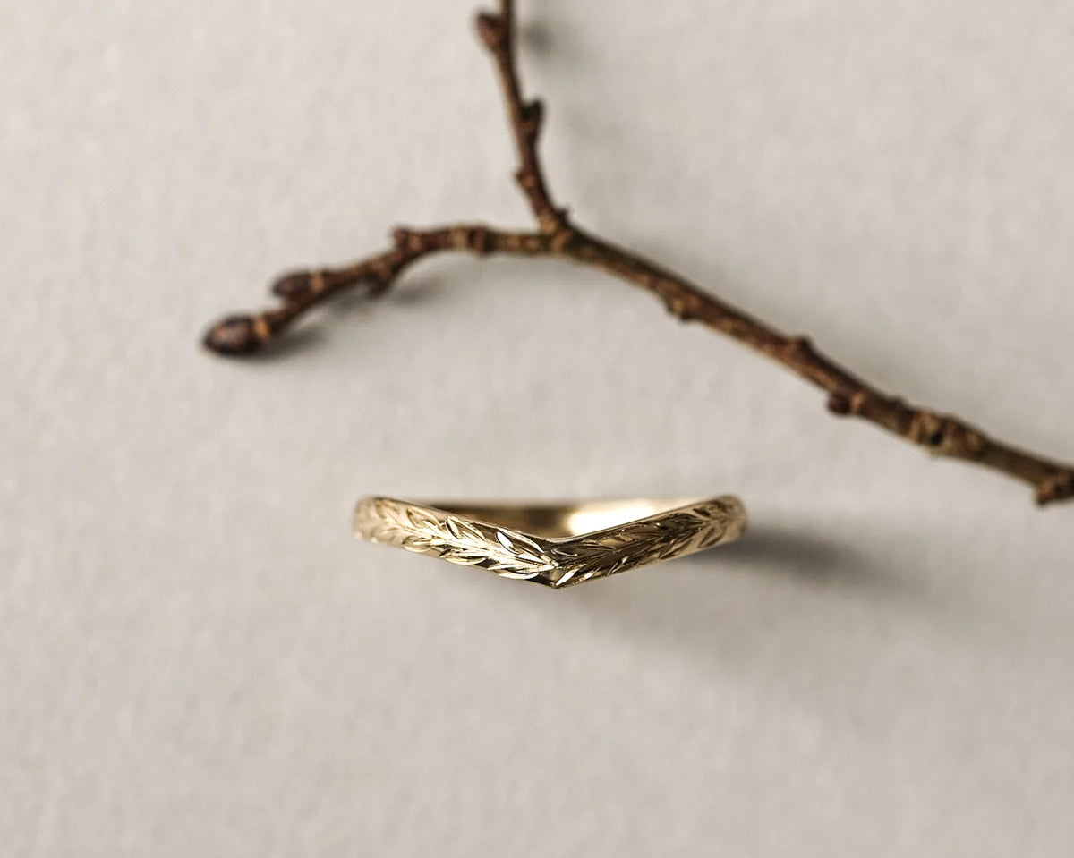 slim V shape ring gold olive engraving detail