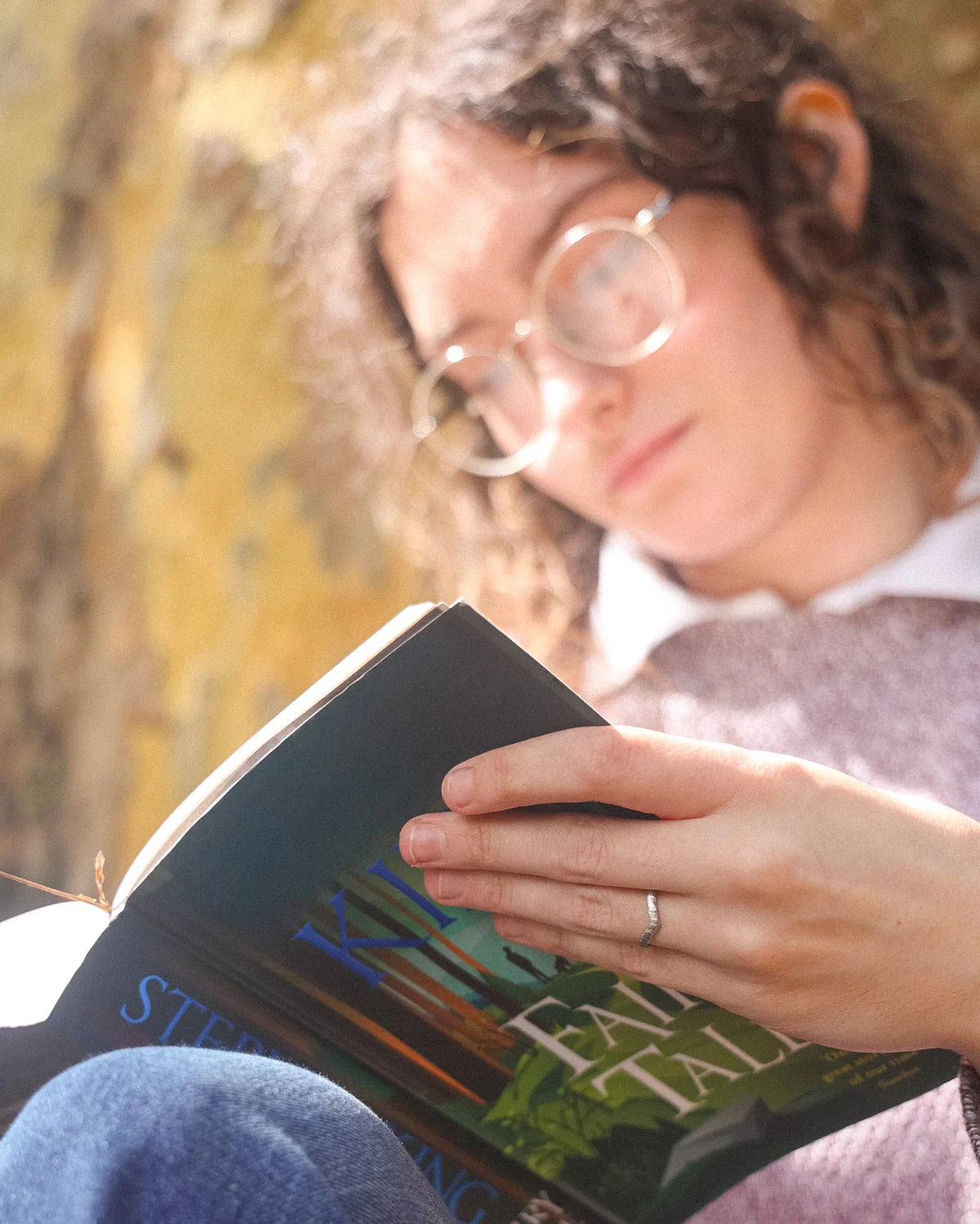 Horn texture platinum wishbone ring worn while reading book