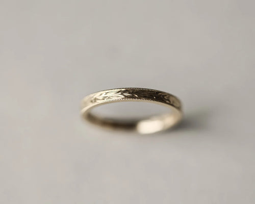 engraved olive motif detail 18ct gold ring texture