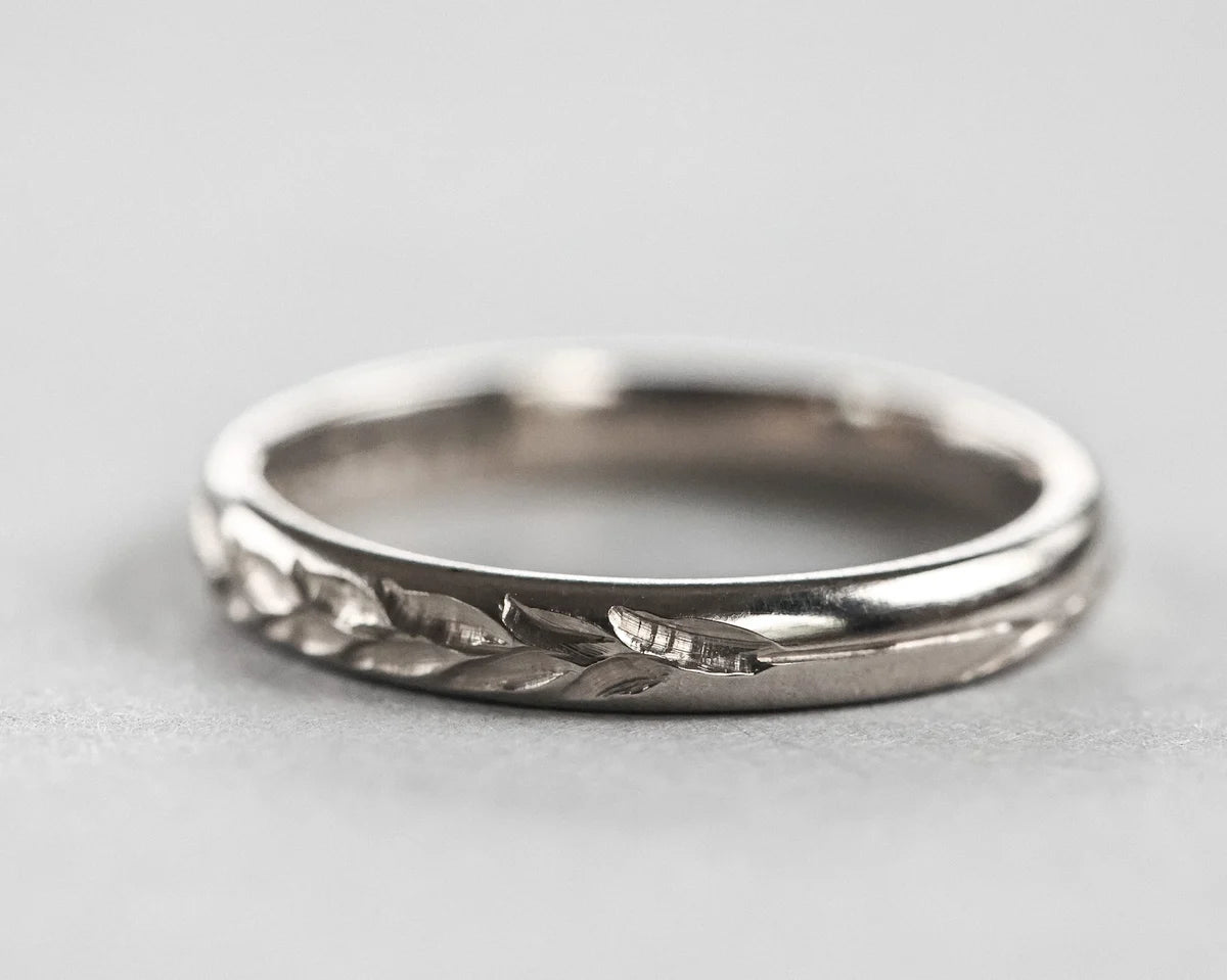 Detailed view of 18ct white gold Barleycorn engraved band