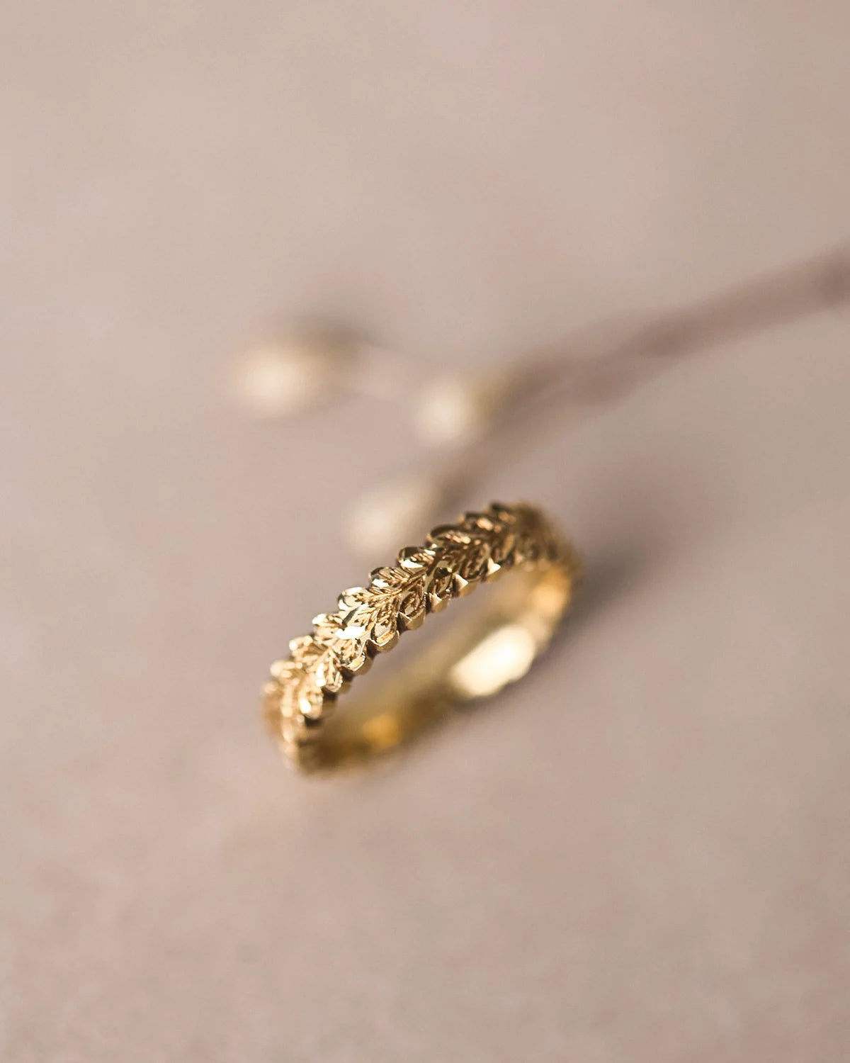 organic leaf wreath detail gold band
