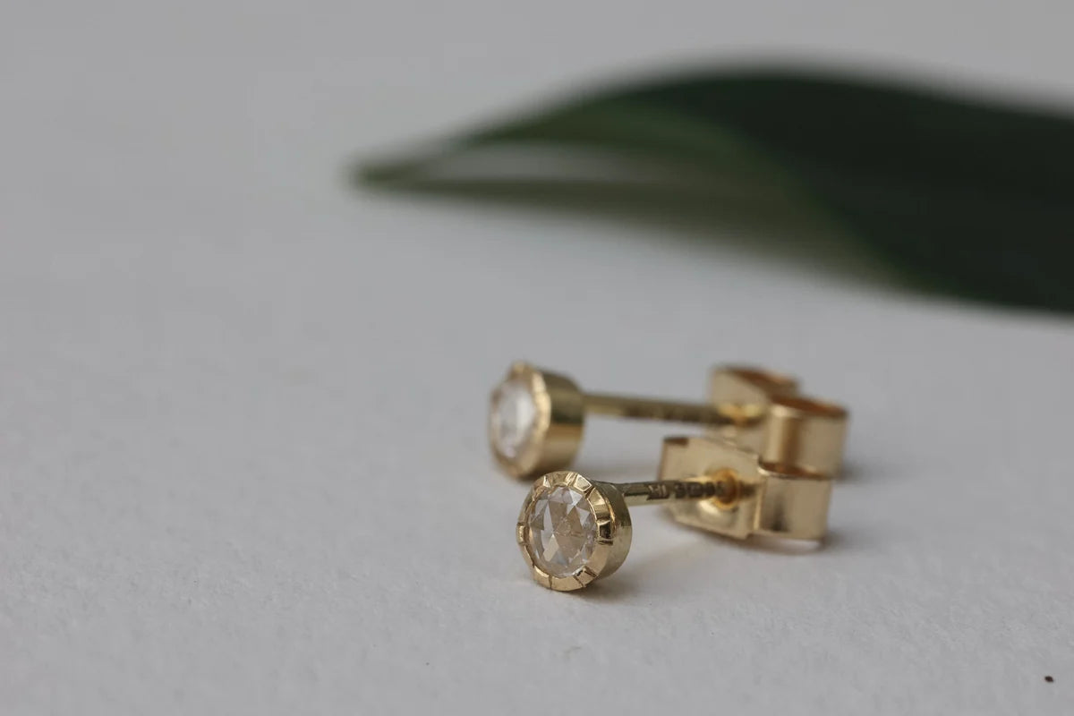 cut down setting detail diamond stud earrings 18ct gold