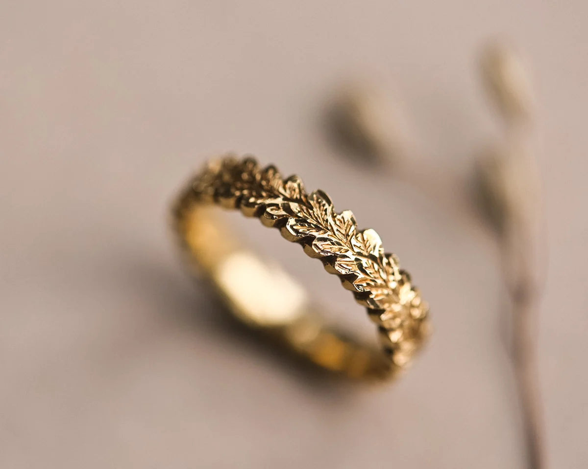 close up oak leaf carving on 4mm gold ring detailed engraving