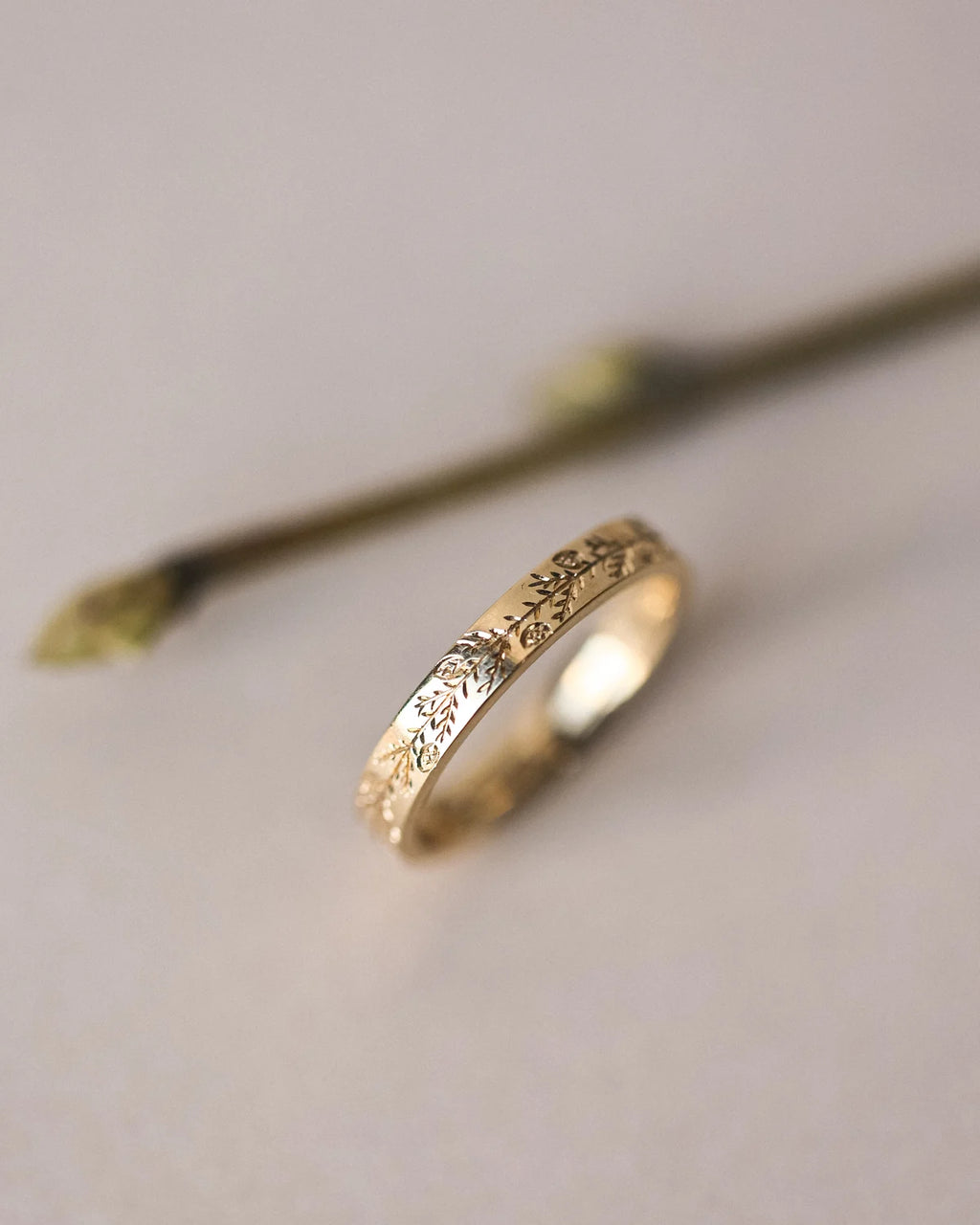 fir engraving detail gold wedding ring 3mm band