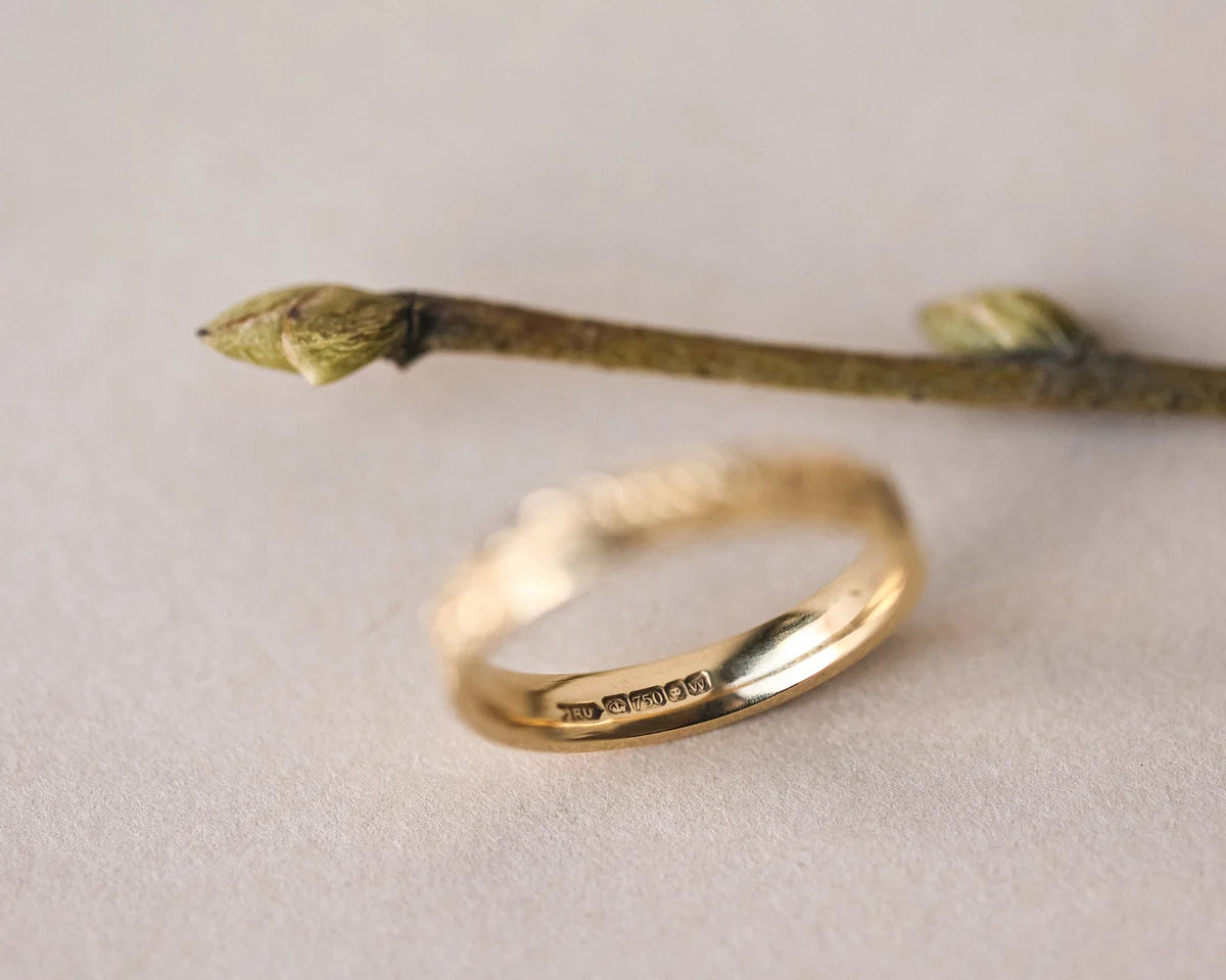 flat court band 3mm gold engraved ring side view