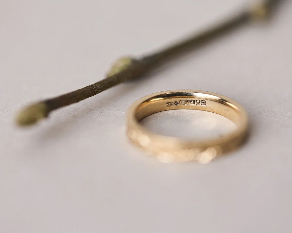 flat court band 3mm gold engraved ring side view