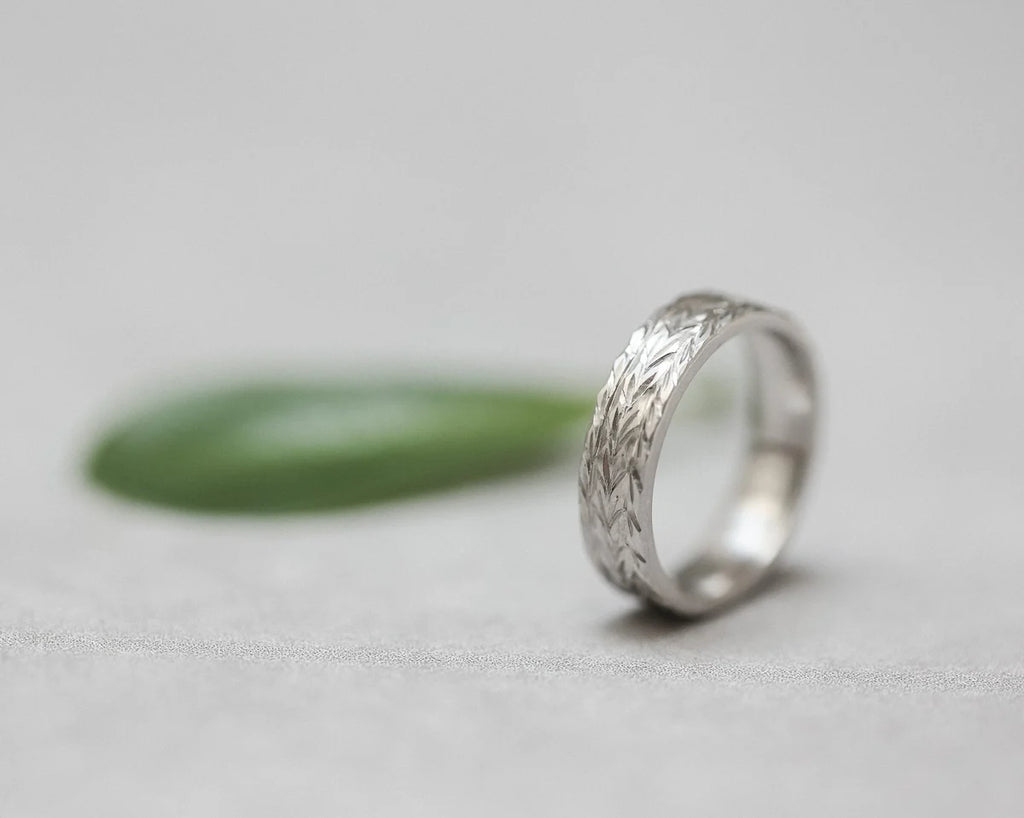 Bague platine 5 mm – motif herringbone gravé (flat court)
