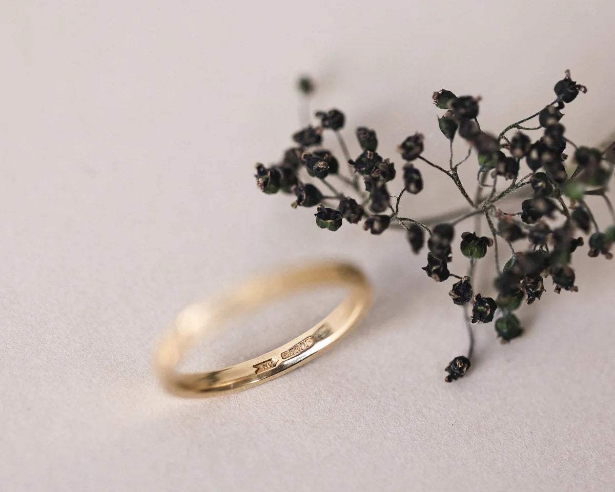 Latin Engraved Wedding Ring in 18ct Yellow Gold (2mm, Flat Court, Milled Edge)