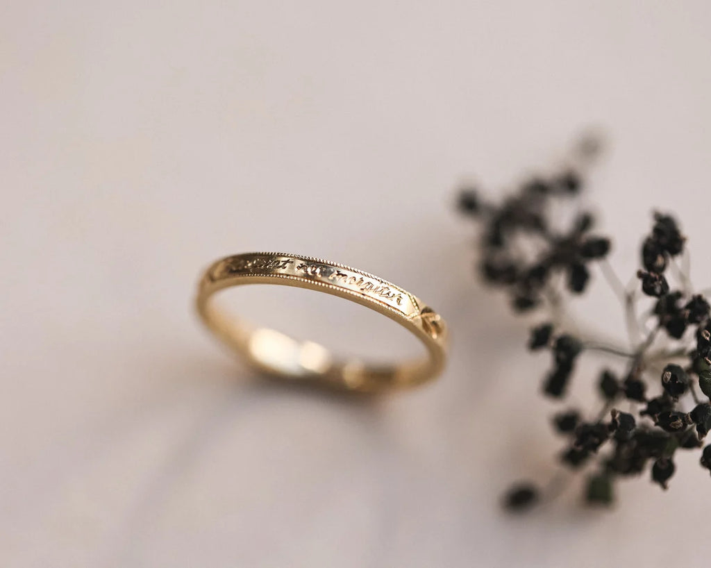 Latin Engraved Wedding Ring in 18ct Yellow Gold (2mm, Flat Court, Milled Edge)