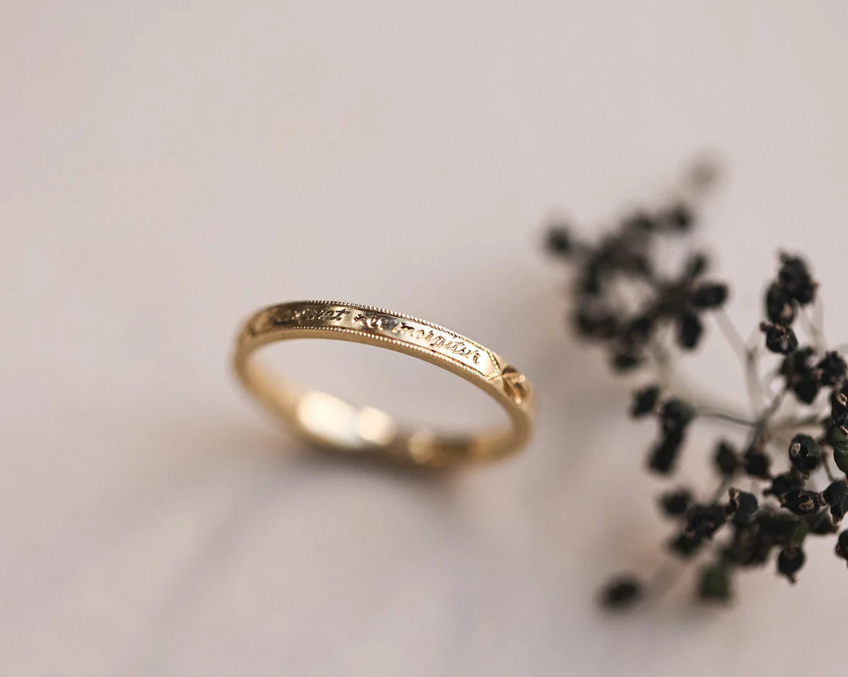 Latin Engraved Wedding Ring in 18ct Yellow Gold (2mm, Flat Court, Milled Edge)