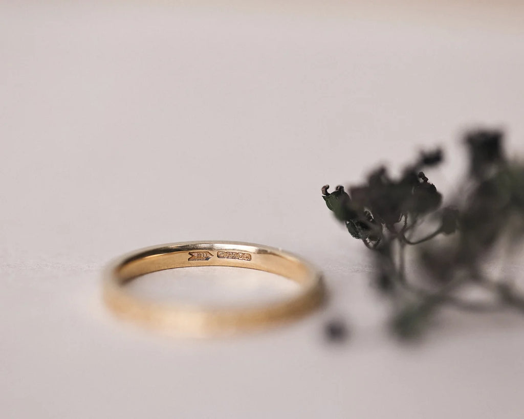 Latin Engraved Wedding Ring in 18ct Yellow Gold (2mm, Flat Court, Milled Edge)