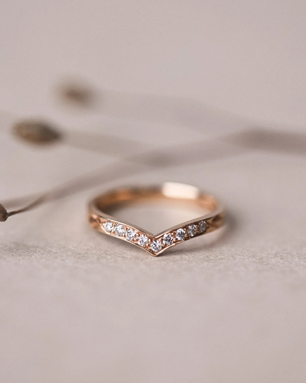 brilliant cut diamonds millgrain setting detail wishbone ring gold