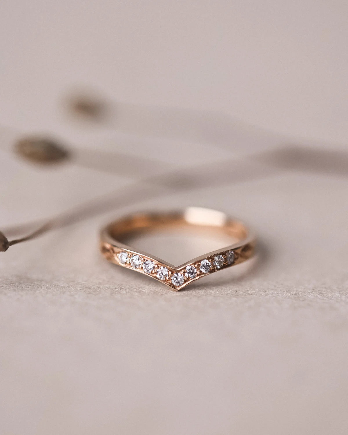 brilliant cut diamonds millgrain setting detail wishbone ring gold