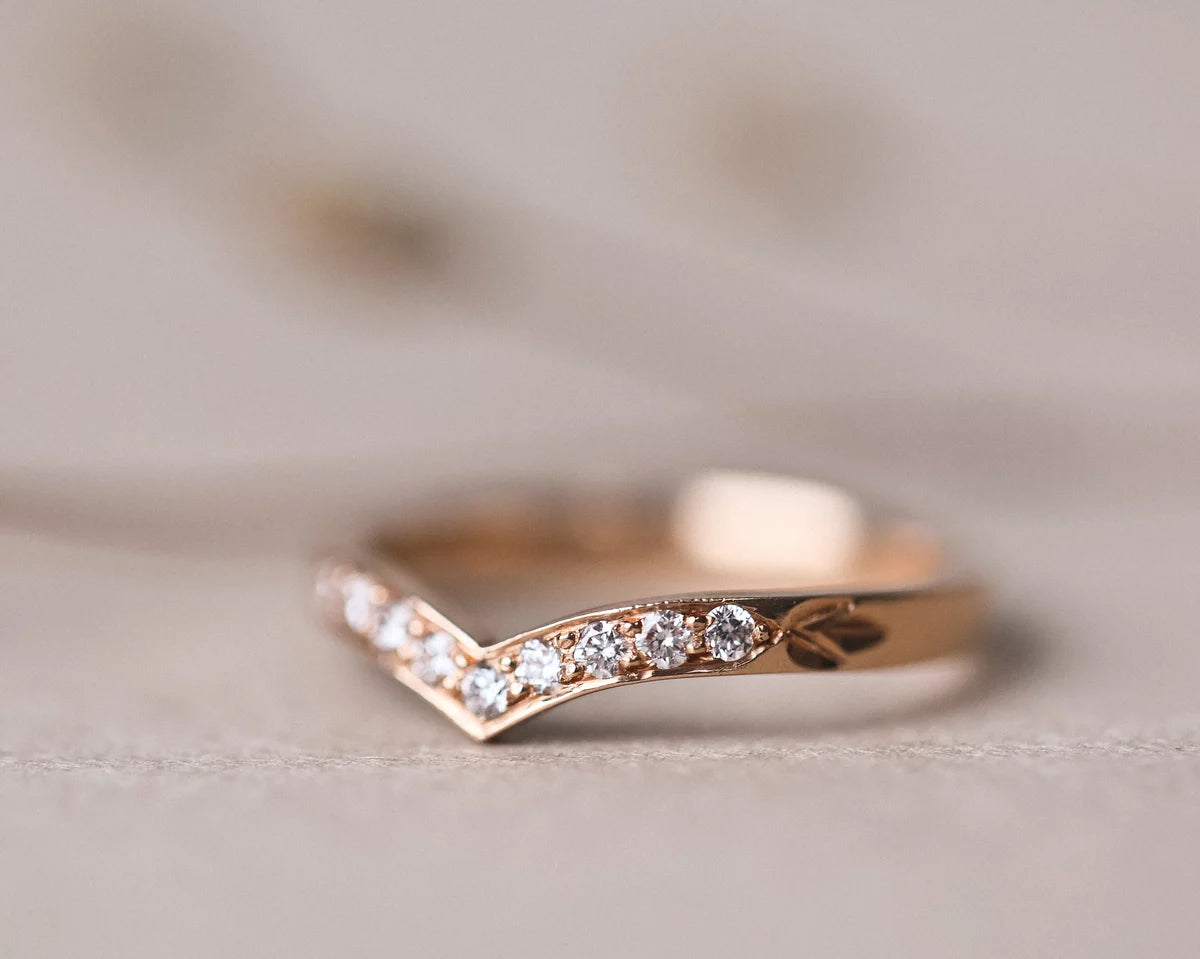 brilliant cut diamonds millgrain setting detail wishbone ring gold
