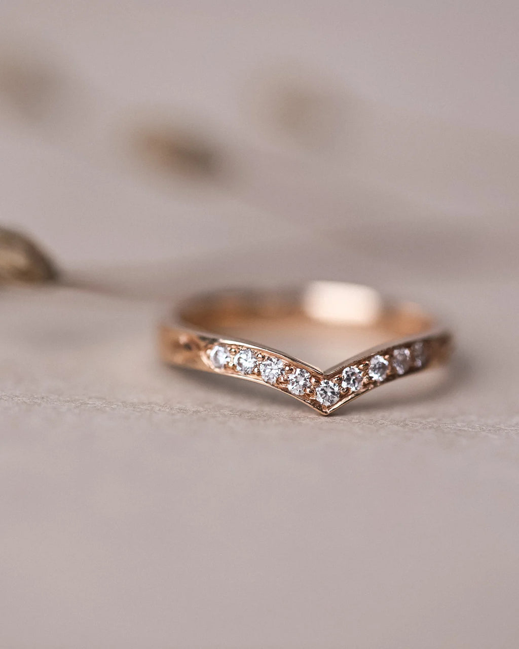 brilliant cut diamonds millgrain setting detail wishbone ring gold